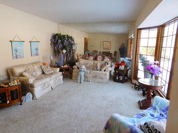 5th image of 200 Colleen Ave