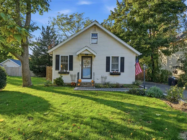 8 South Avenue, Smithtown, NY 11787
