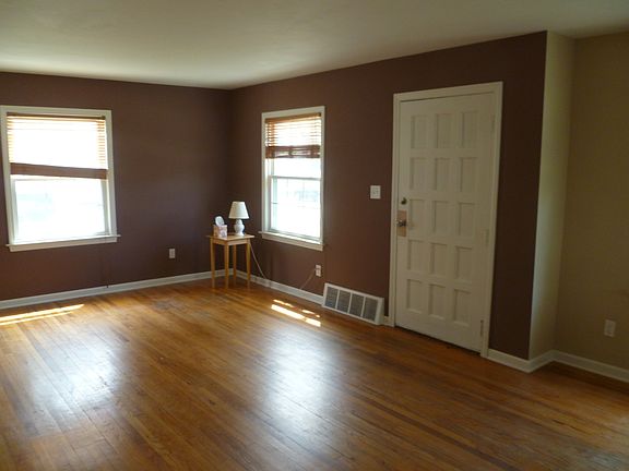5th image of 810 Charles St