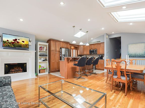 4th image of 24 Bowling Green Pl