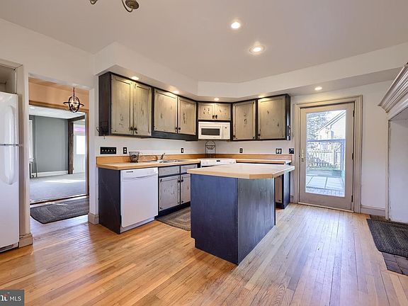 4th image of 739 Village Rd