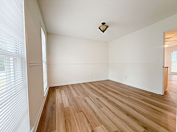 5th image of 2595 Valencia Dr NE