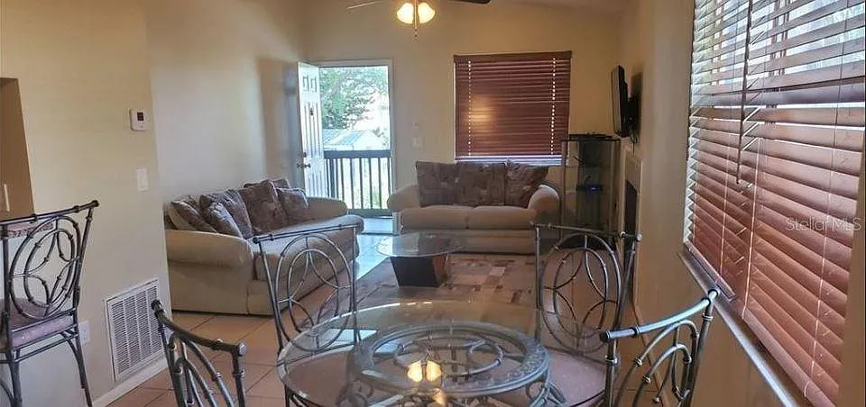 2 bed, 912 sqft, $1,600 — Photo 1