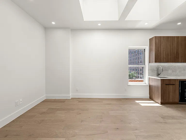 24 Greenwich Ave #3 — Photo 5