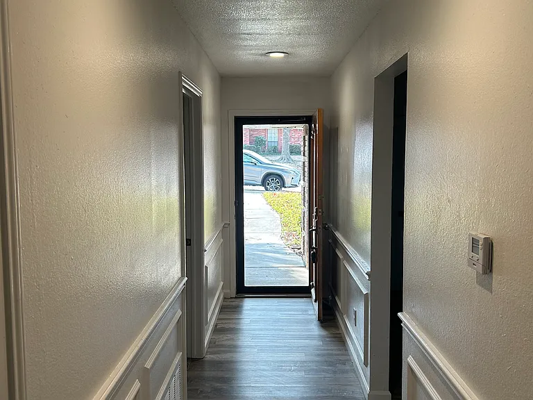 801 Summit Dr — Photo 2