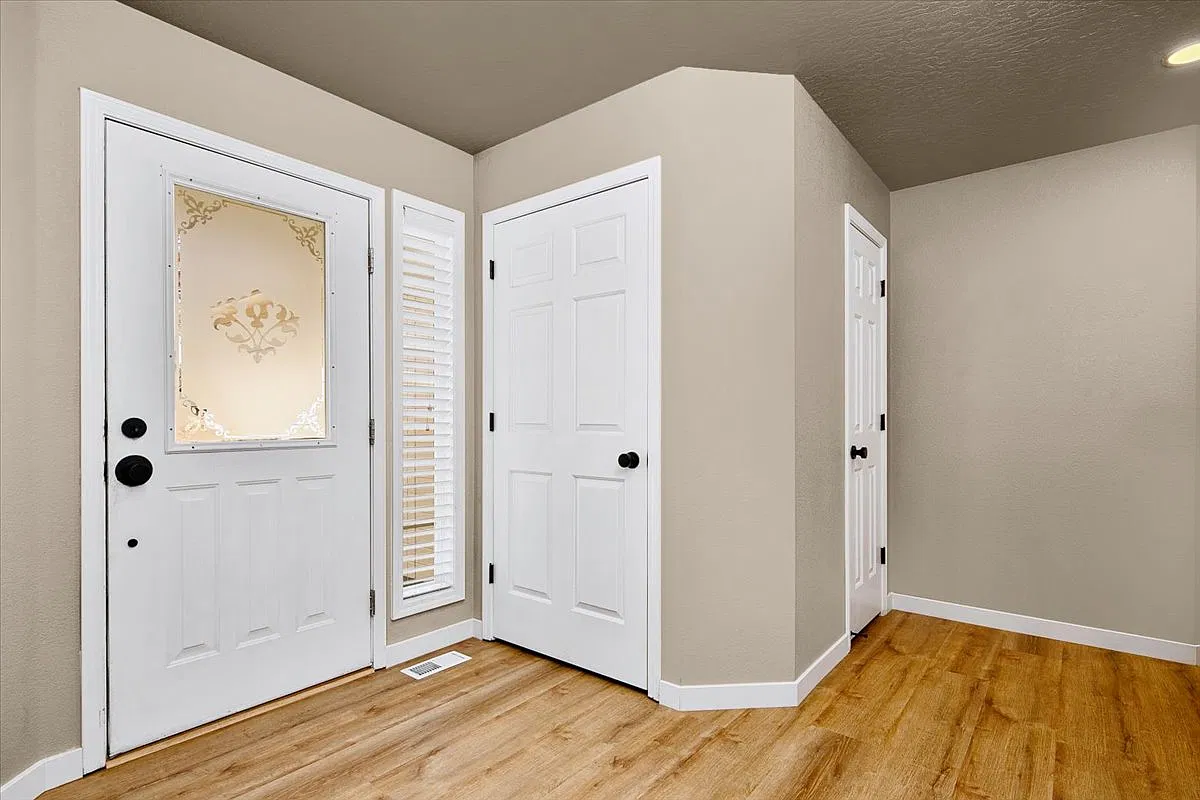 3 bed, 2138 sqft, $2,500 — Photo 4