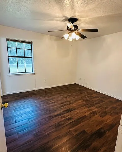 1470 FM 2712 — Photo 15