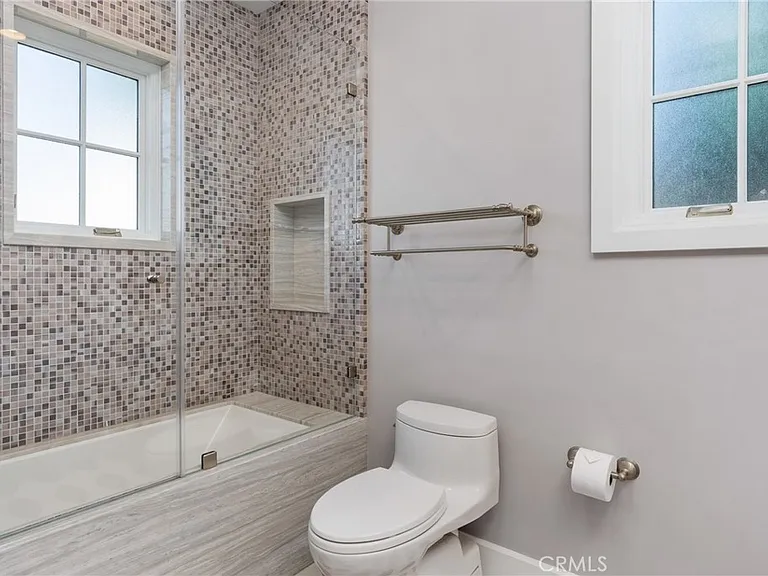 1215 E Balboa Blvd — Photo 43