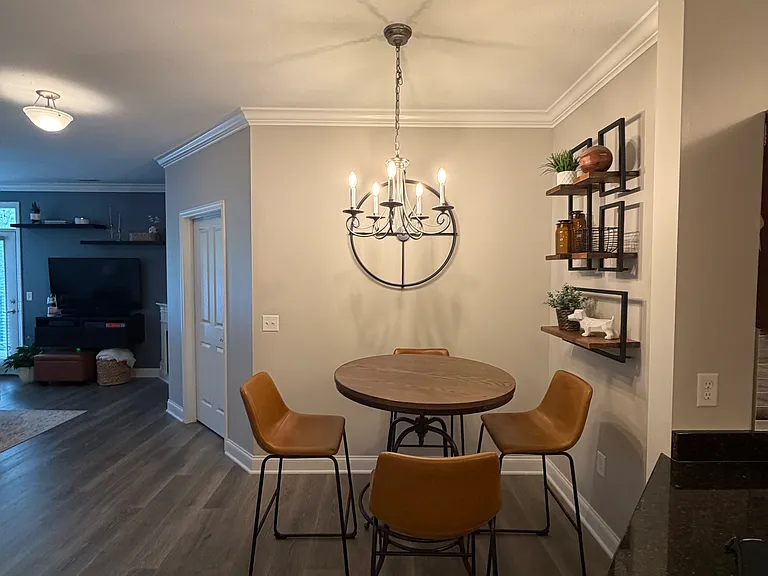 2118 Suncrest Vlg — Photo 6