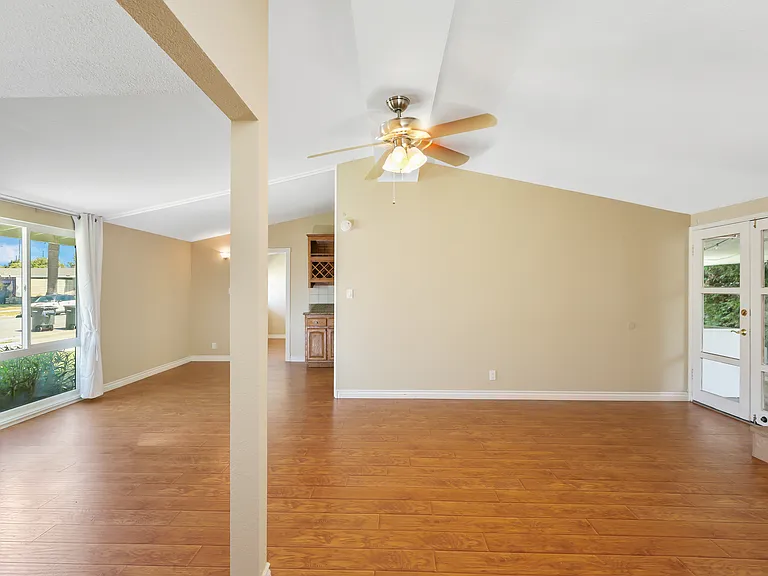 526 N Emerald Dr — Photo 11