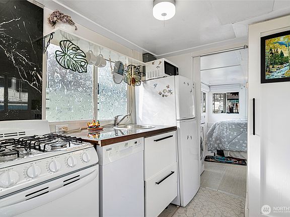 9th image of 2040 Westlake Avenue N #14