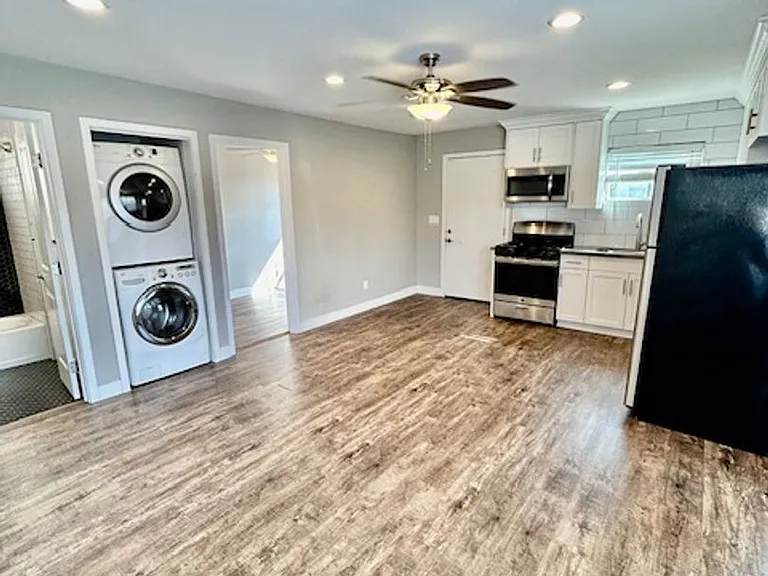 Beautiful Renovated 2bd with Yard — Photo 6
