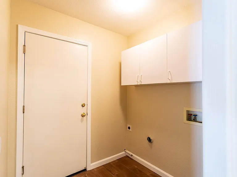 1040 Dellwood Ct — Photo 2