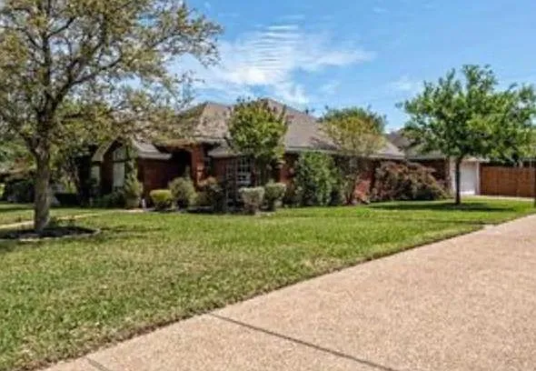904 Oakmont Dr — Photo 1