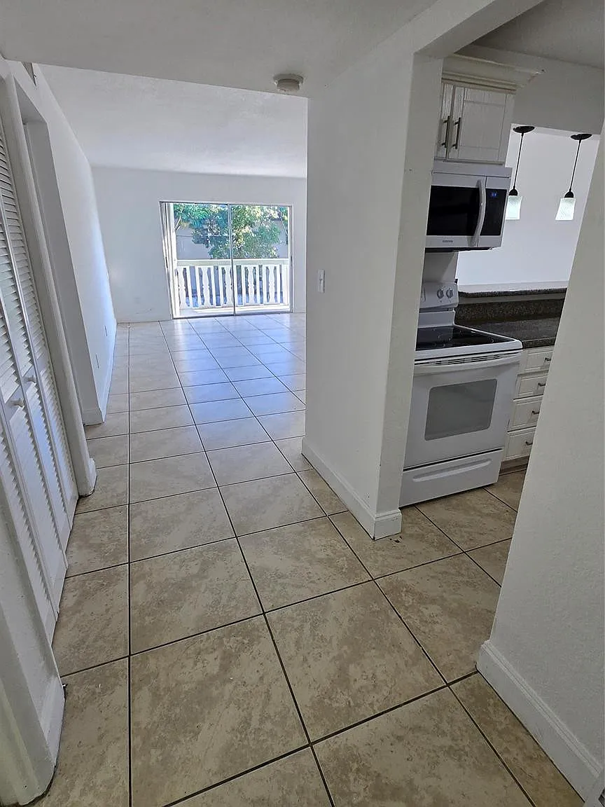 1 bed, 1.5 bath, 740 sqft, $1,590 — Photo 2