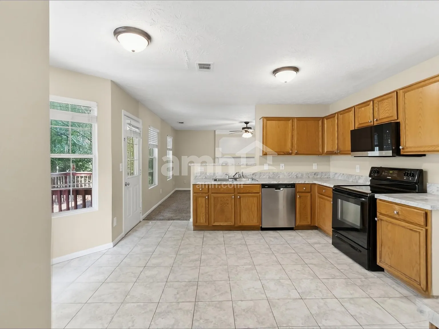 3 bed, 2.5 bath, 2114 sqft, $2,320 — Photo 3