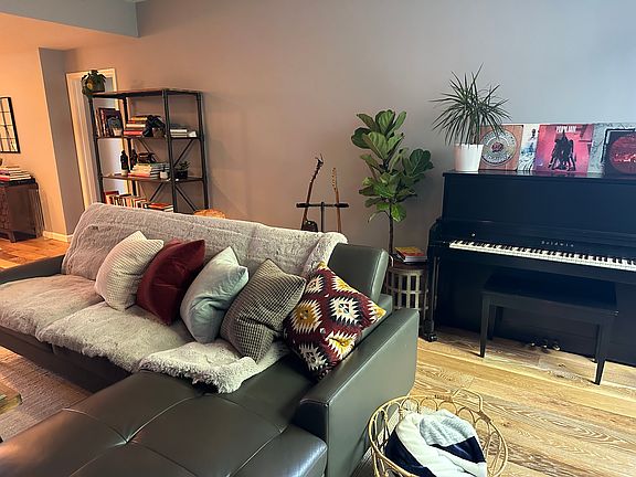 4th image of 1433 Barry Ave APT 204