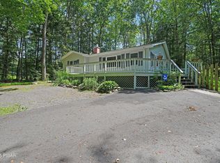 800 Lakeview Pl, Hawley, PA 18428