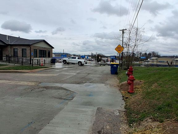 4th image of 537 Maple St