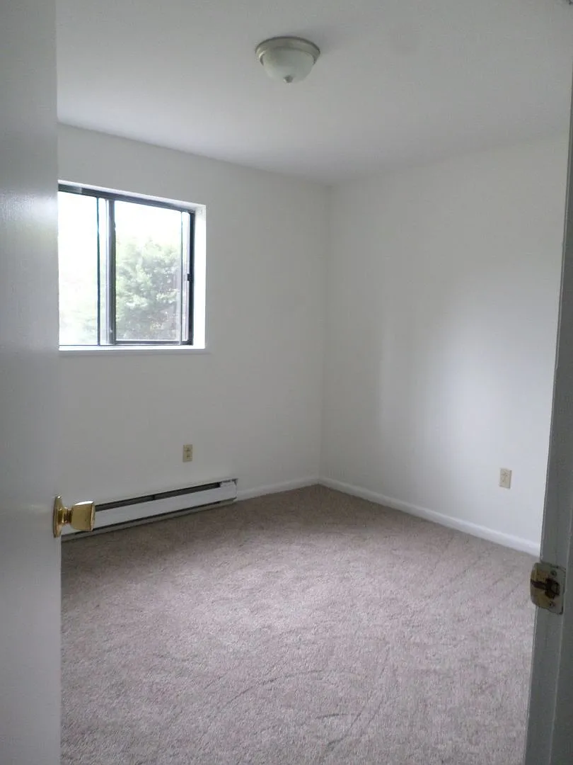 4 Bedroom 3 Bath House with 1 Car Garage — Photo 2