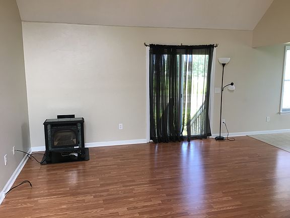 Family room w/gas fireplace 