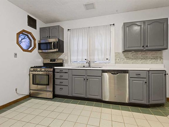 5th image of 3420 Louise St