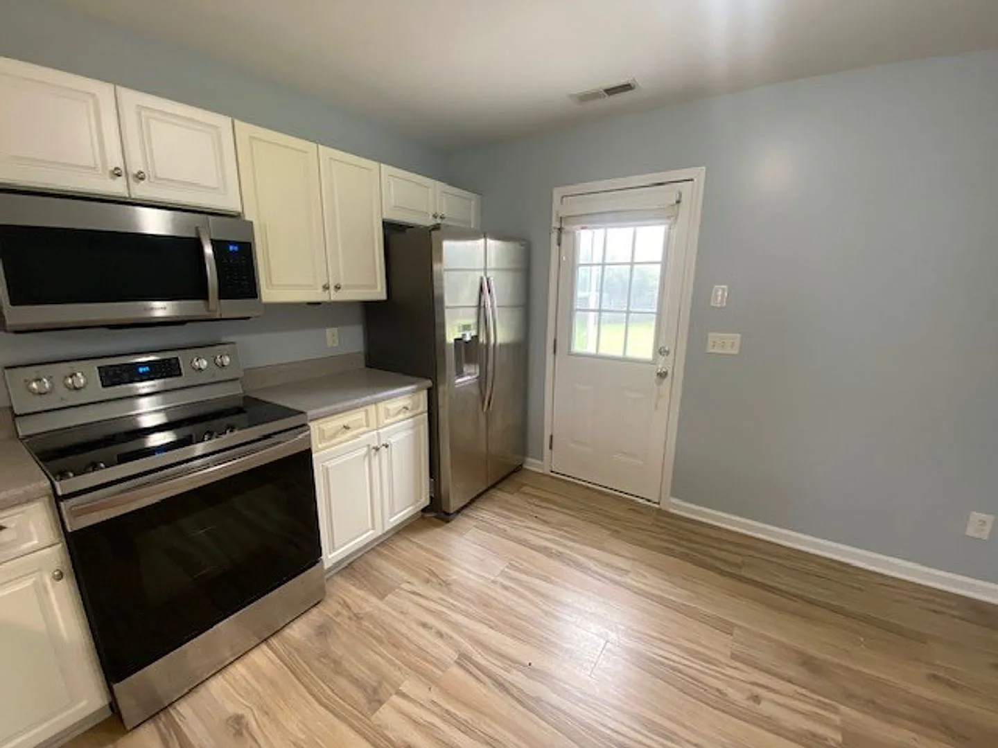 Welcome to this charming 3 bedroom 2 bathroom home in Leland — Photo 3