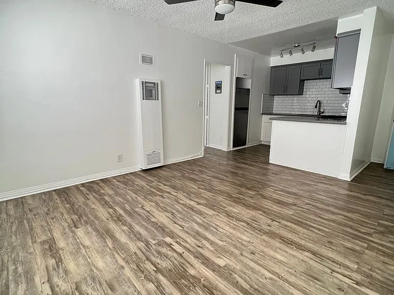 Eden Roc Apartments — Photo 17
