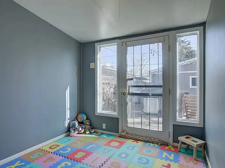970 S Pearl St — Photo 38