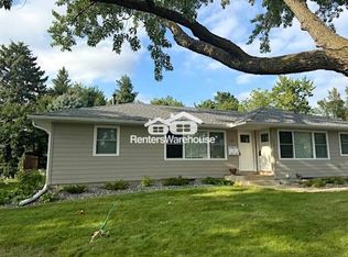 715 Robinwood Ln, Hopkins, MN 55305