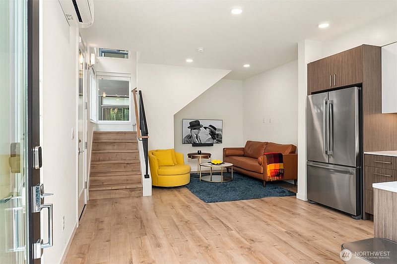 4th image of 422 10th Avenue E #F