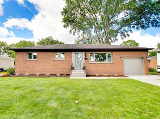 16 Audrey Ln, Mount Prospect, IL 60056