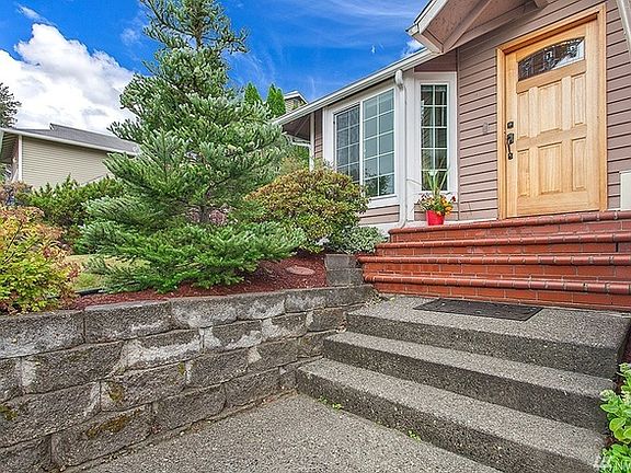 2nd image of 10421 10th Pl SE