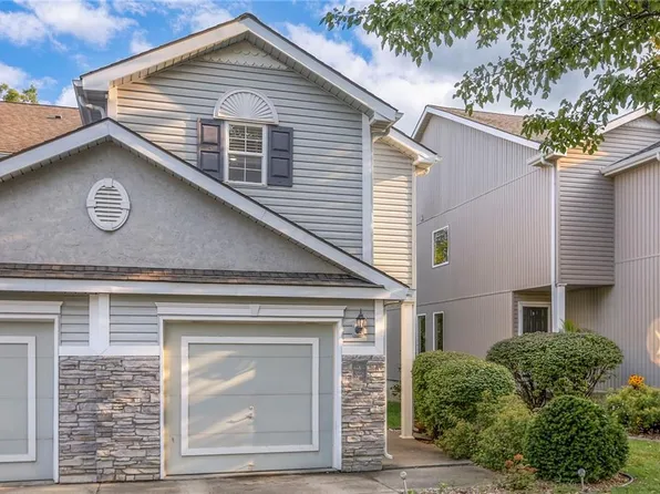 3211 SW Shadow Brook Dr, Blue Springs, MO 64015