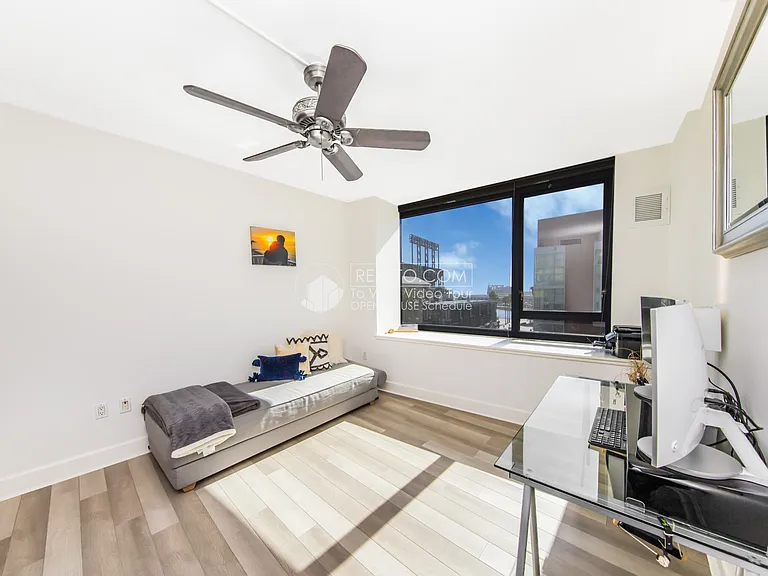 250 King St #652 — Photo 13