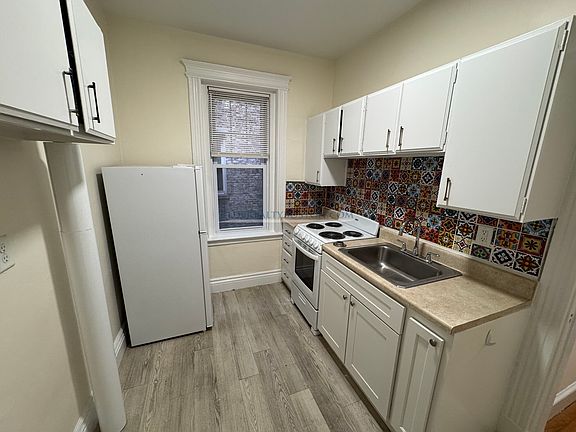 3rd image of 27 Park Dr APT 8