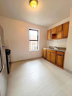 4th image of 1 E 213th St #B12
