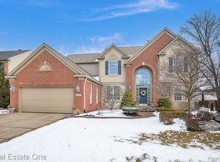 1687 Blushing Dr, Rochester Hills, MI 48307