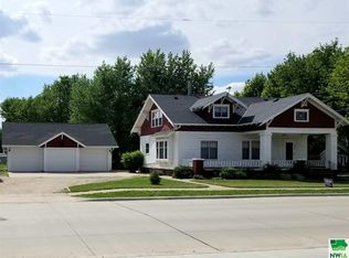 1111 Division St, Hull, IA 51239