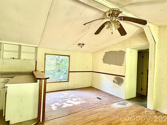 4th image of 8 White Oak Dr
