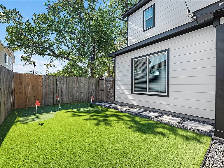 2210 Wipprecht St — Photo 27