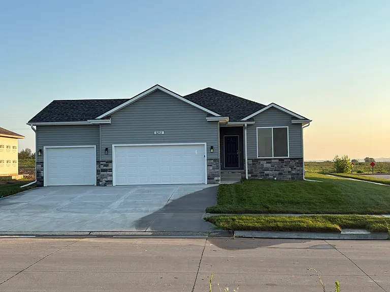 6852 Portage Dr — Photo 1