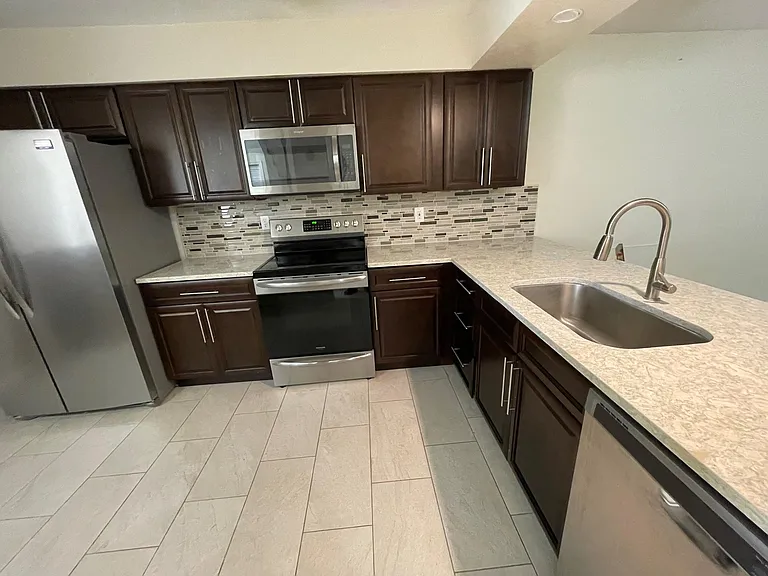 2556 W Brook Ln — Photo 3