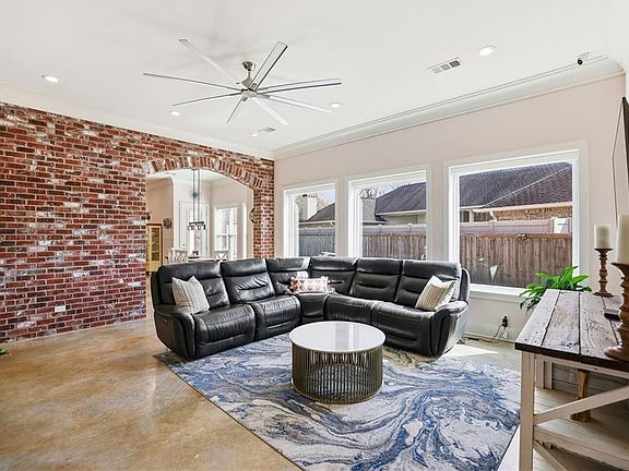 5th image of 826 Decatur St