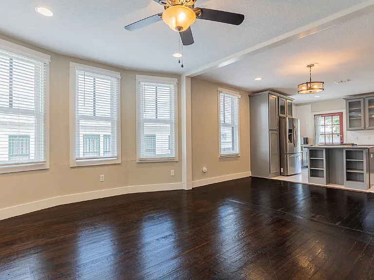 1121 E Crockett St — Photo 5