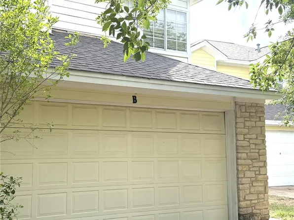 1512 S Medina St, Lockhart, TX 78644