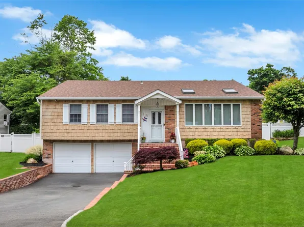18 Commander Vic Lane, Nesconset, NY 11767