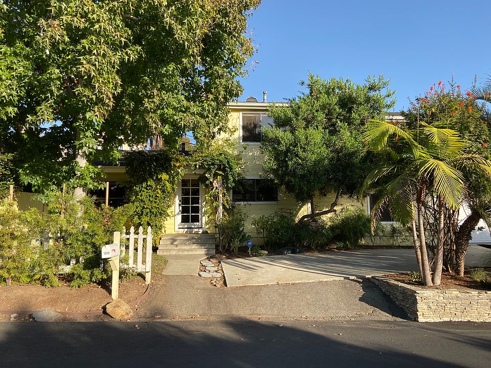 Large crescent driveway and front door