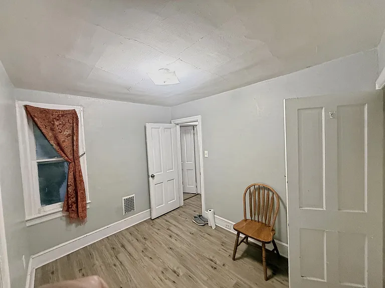 middle bedroom