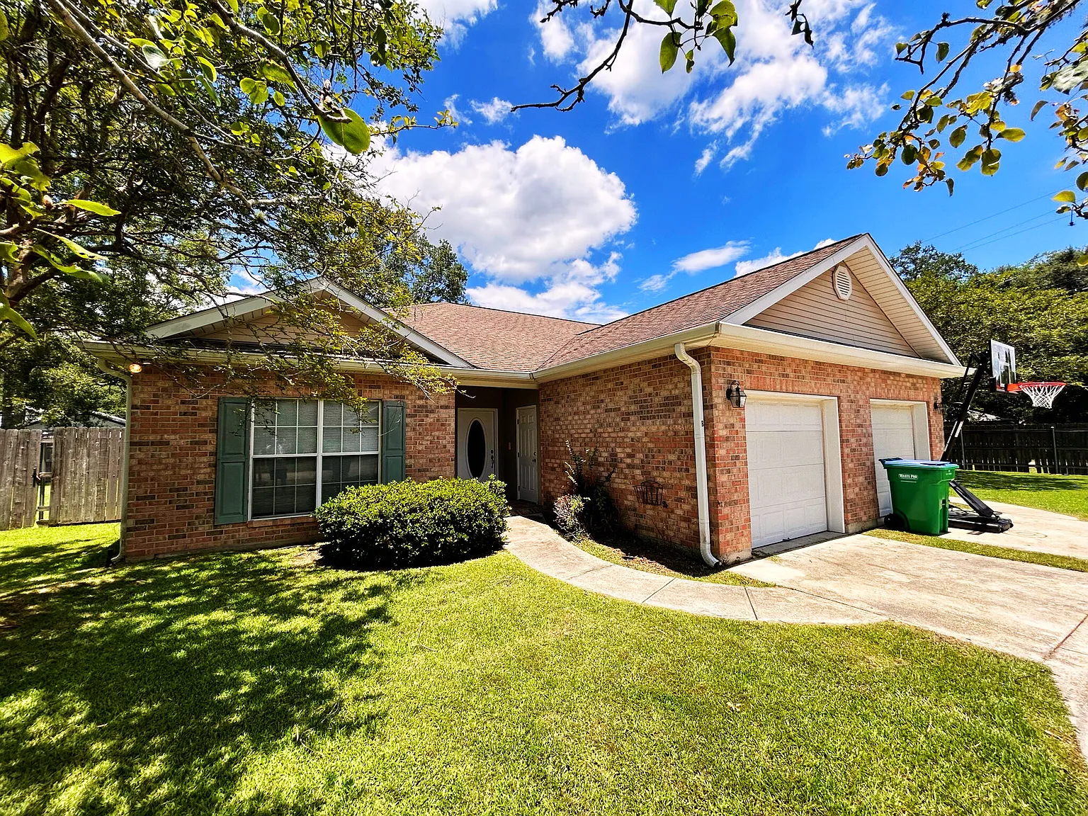 3 bed, 1300 sqft, $1,450 — Photo 1